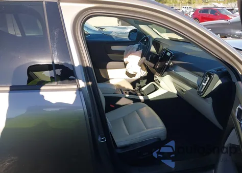 2022 Volvo Xc40 T5 Momentum z USA, uszkodzony, nr VIN YV4162UK4N2735471